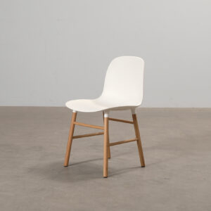 Normann Copenhagen Form stol vit / ek
