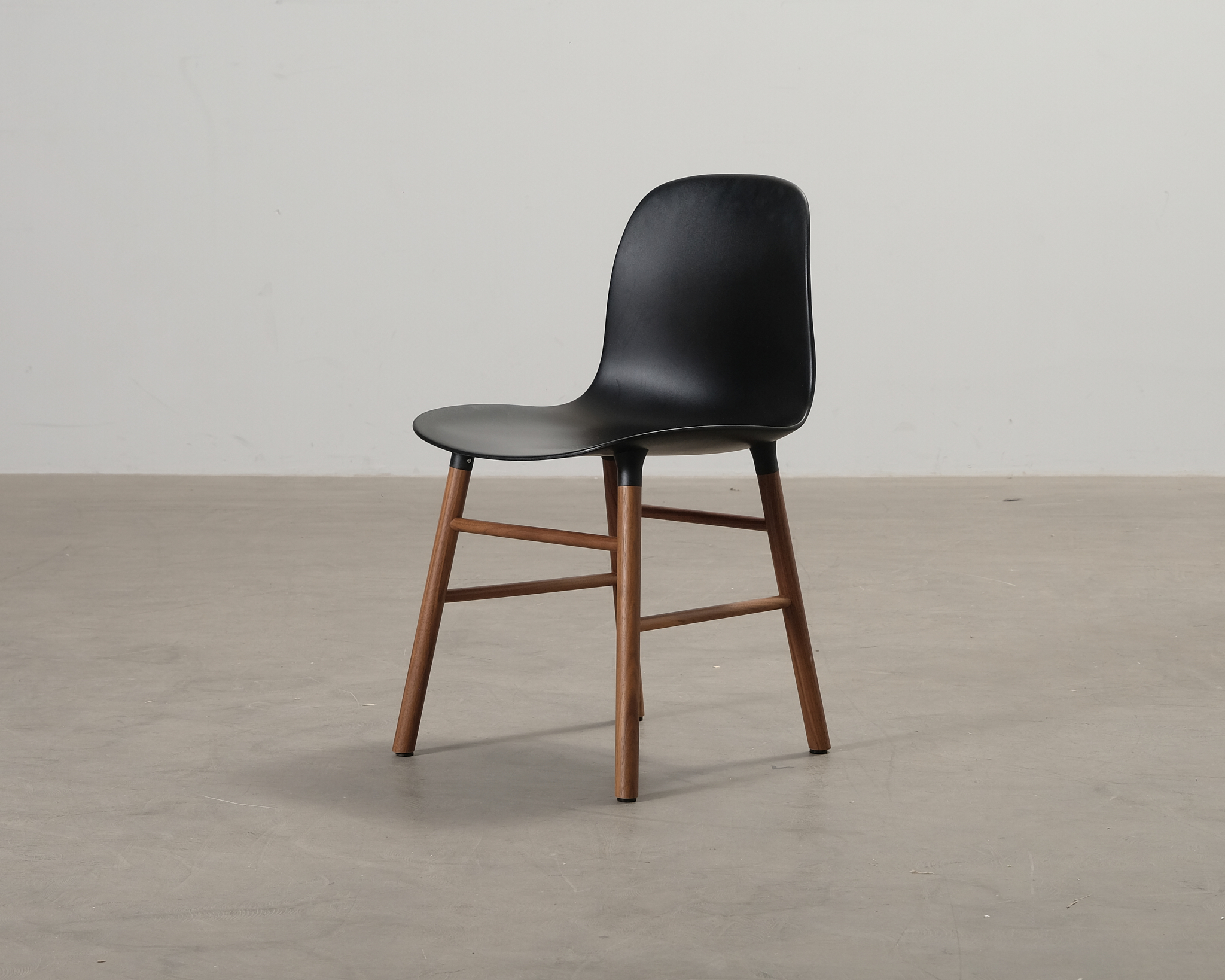 Normann Copenhagen Form stol svart / valnöt