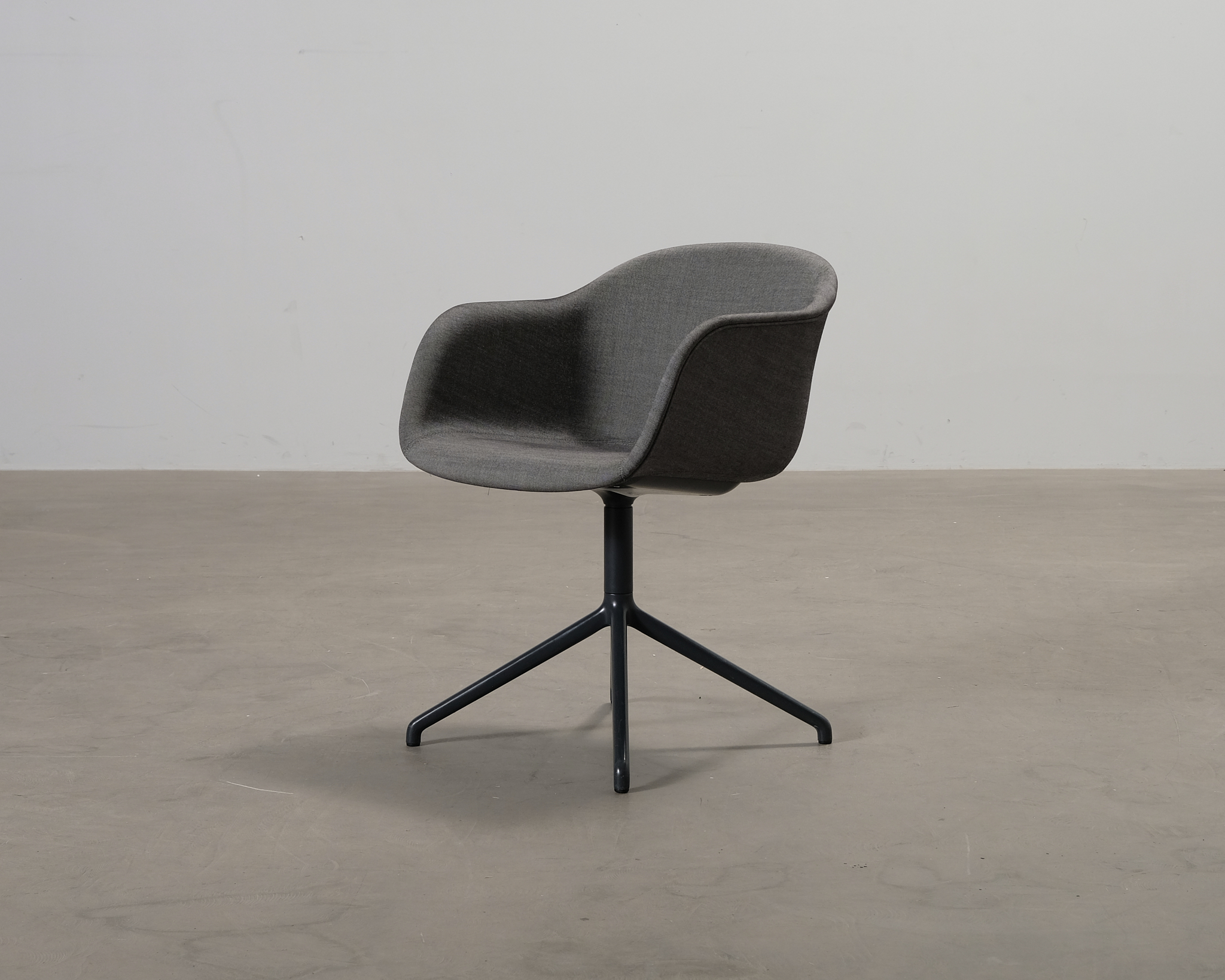 Muuto Fiber Conference Swivel fåtölj grå