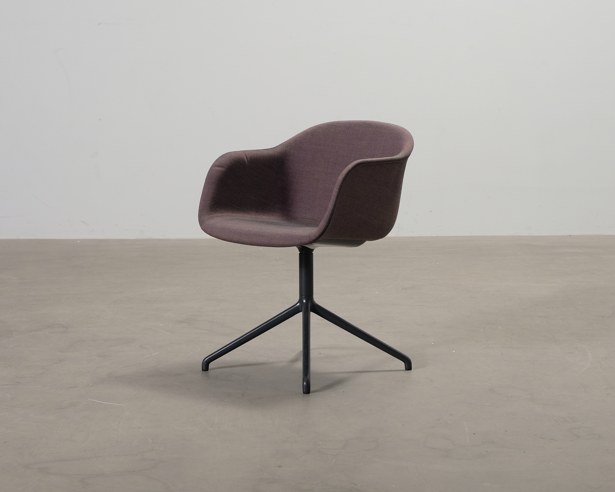 Muuto Fiber Conference Swivel fåtölj plommon