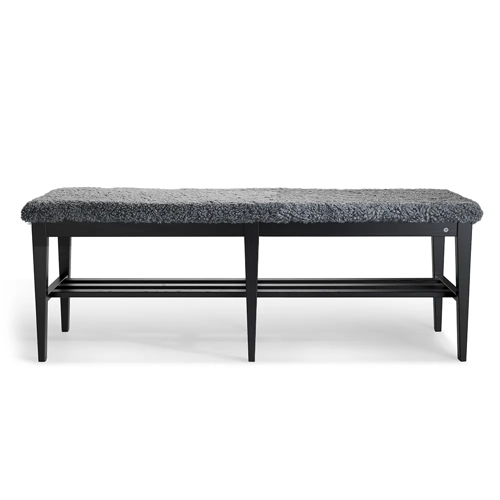 Oscarssons Möbel, Nadja Bänk 130 cm Svartbetsad Ask/Fårskinn Ljusgrå