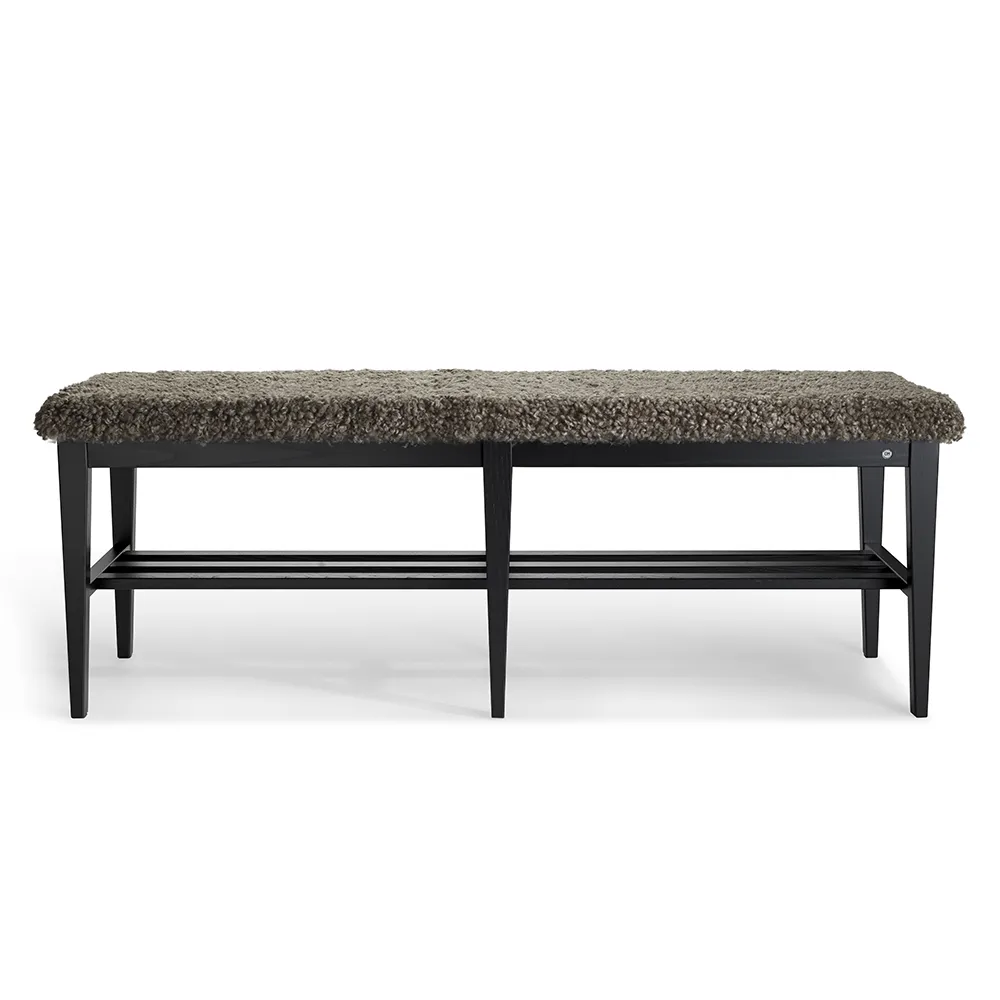 Oscarssons Möbel, Nadja Bänk 130 cm Svartbetsad Ask/Fårskinn Sahara