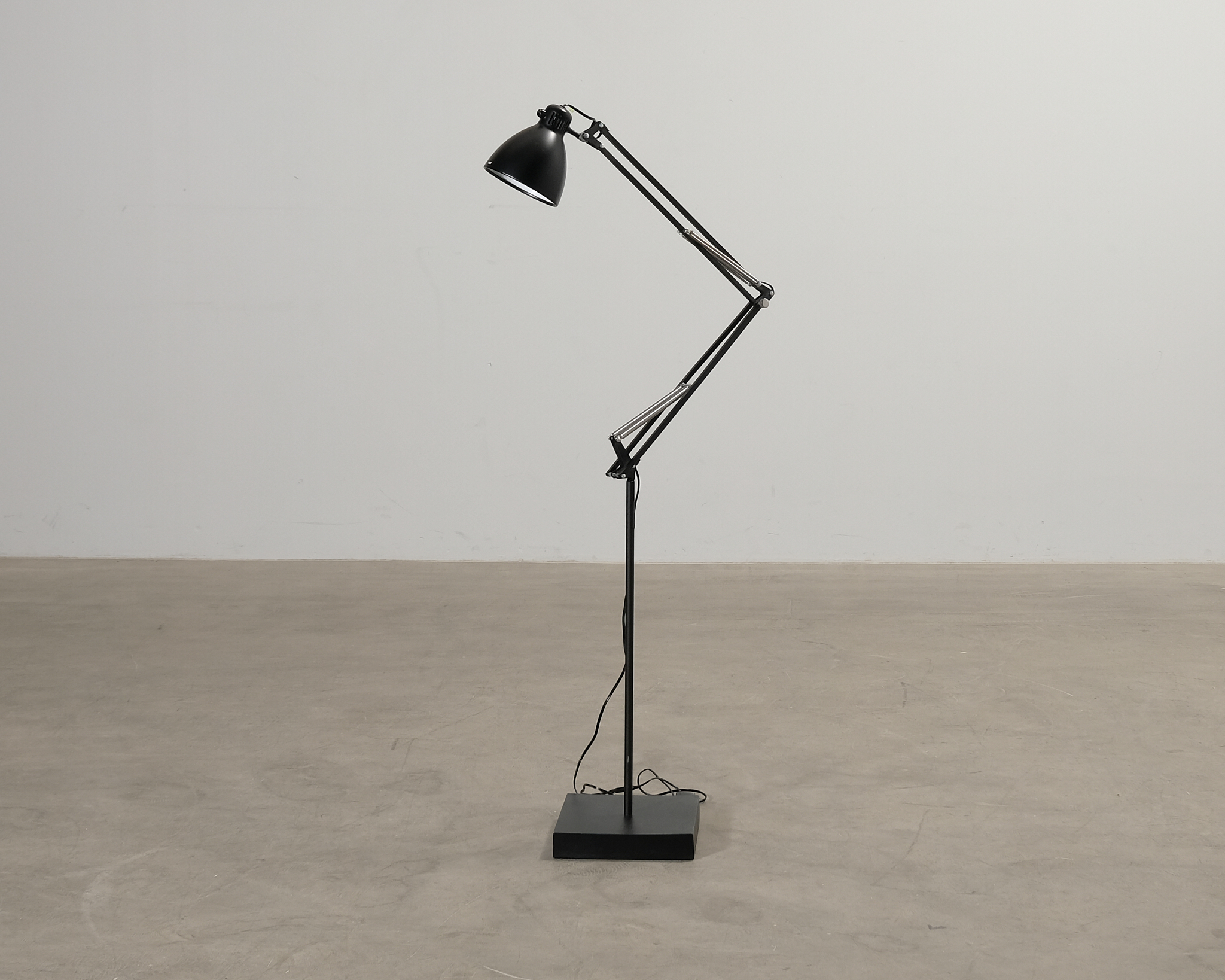 Luxo L1 golvlampa