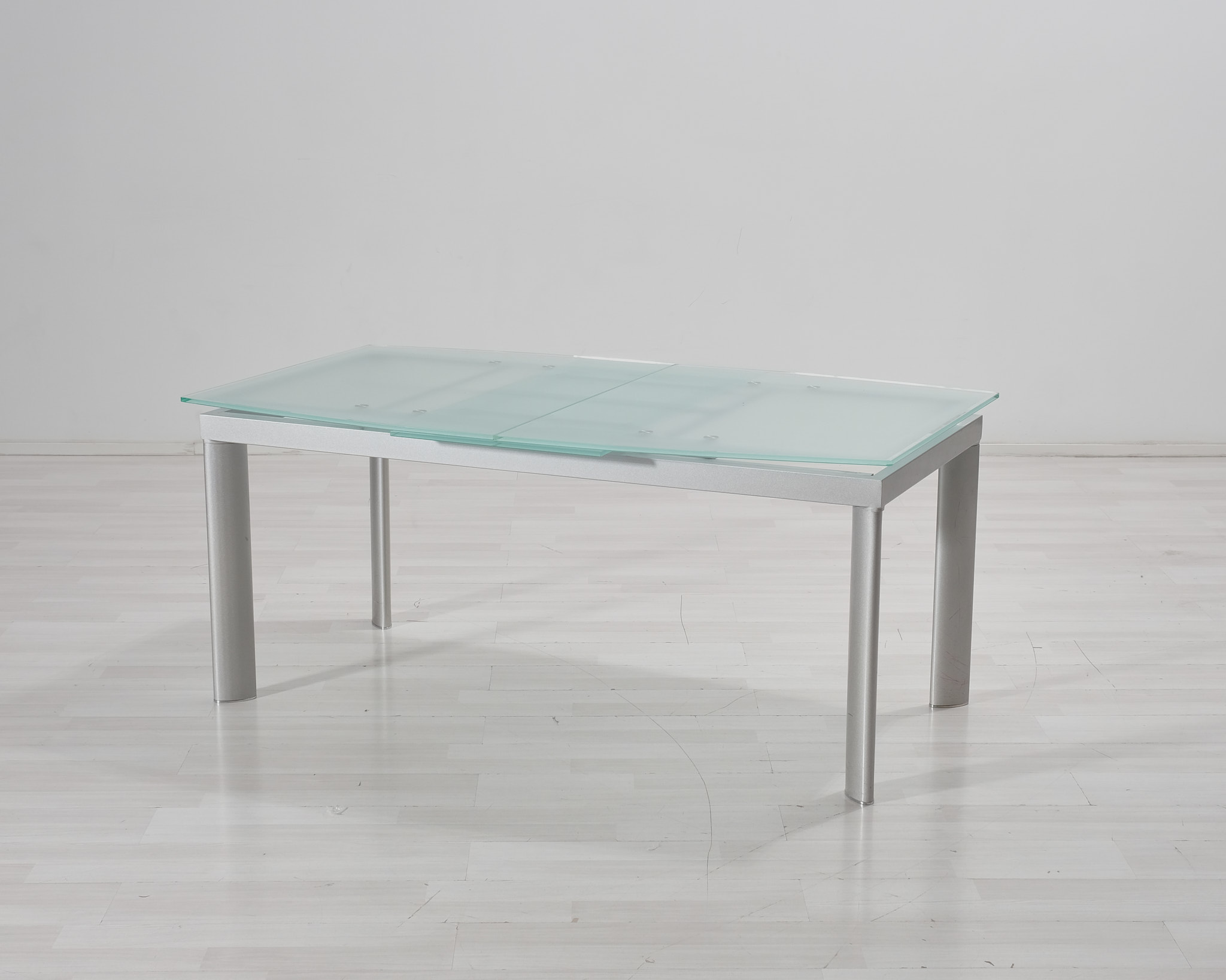 Utdragbart matbord med glasskiva