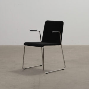 Offect stol med armstöd svart