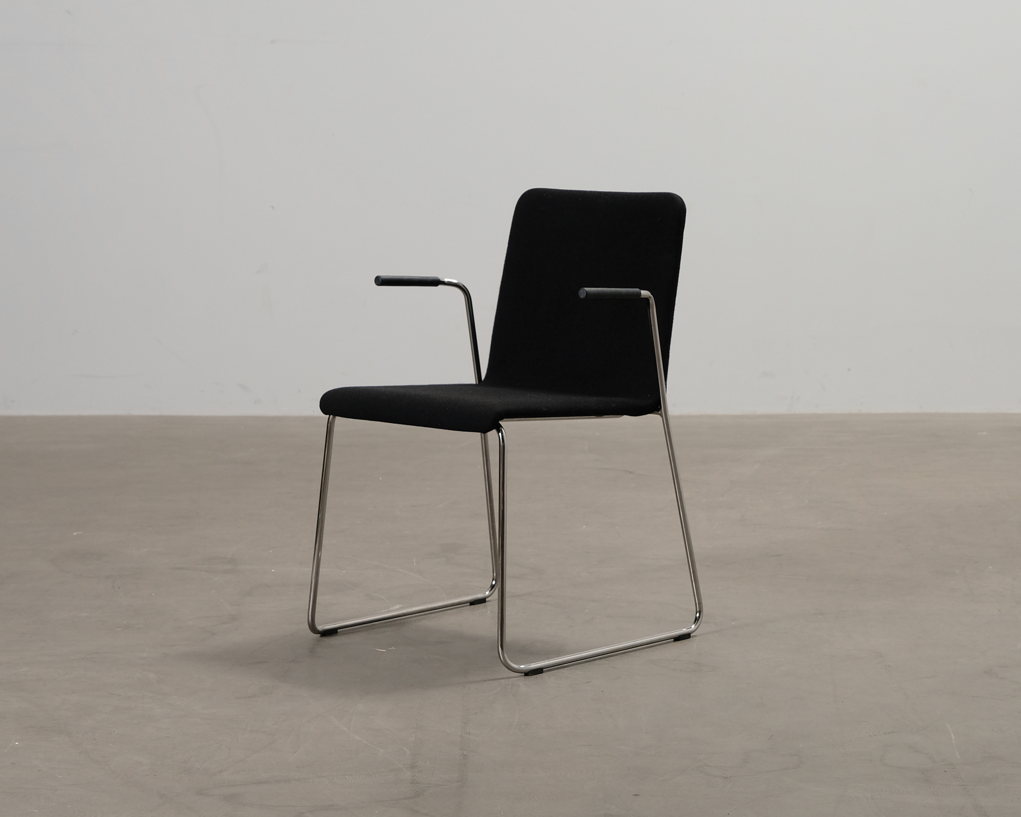 Offect stol med armstöd svart