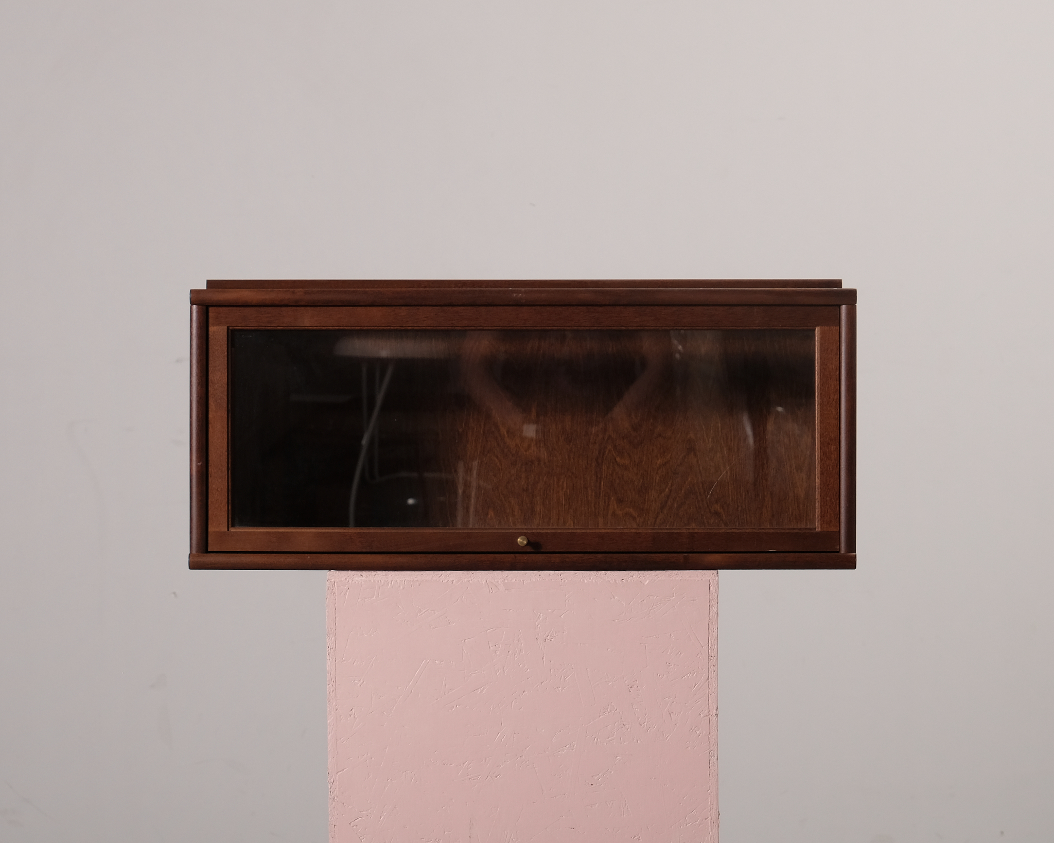 Boknäs vitrin med glasdörr D39