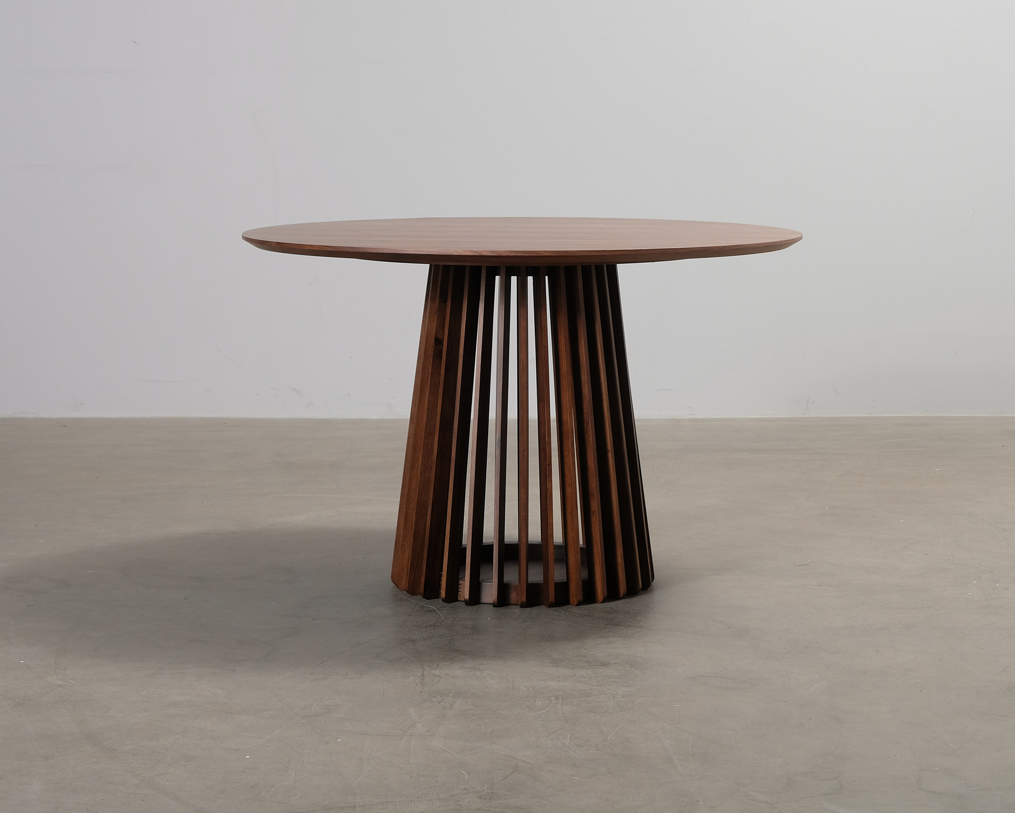 Peyra matbord ⌀ 120 cm valnöt