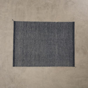 Muuto Ply matta svart / vit 175 x 235 cm