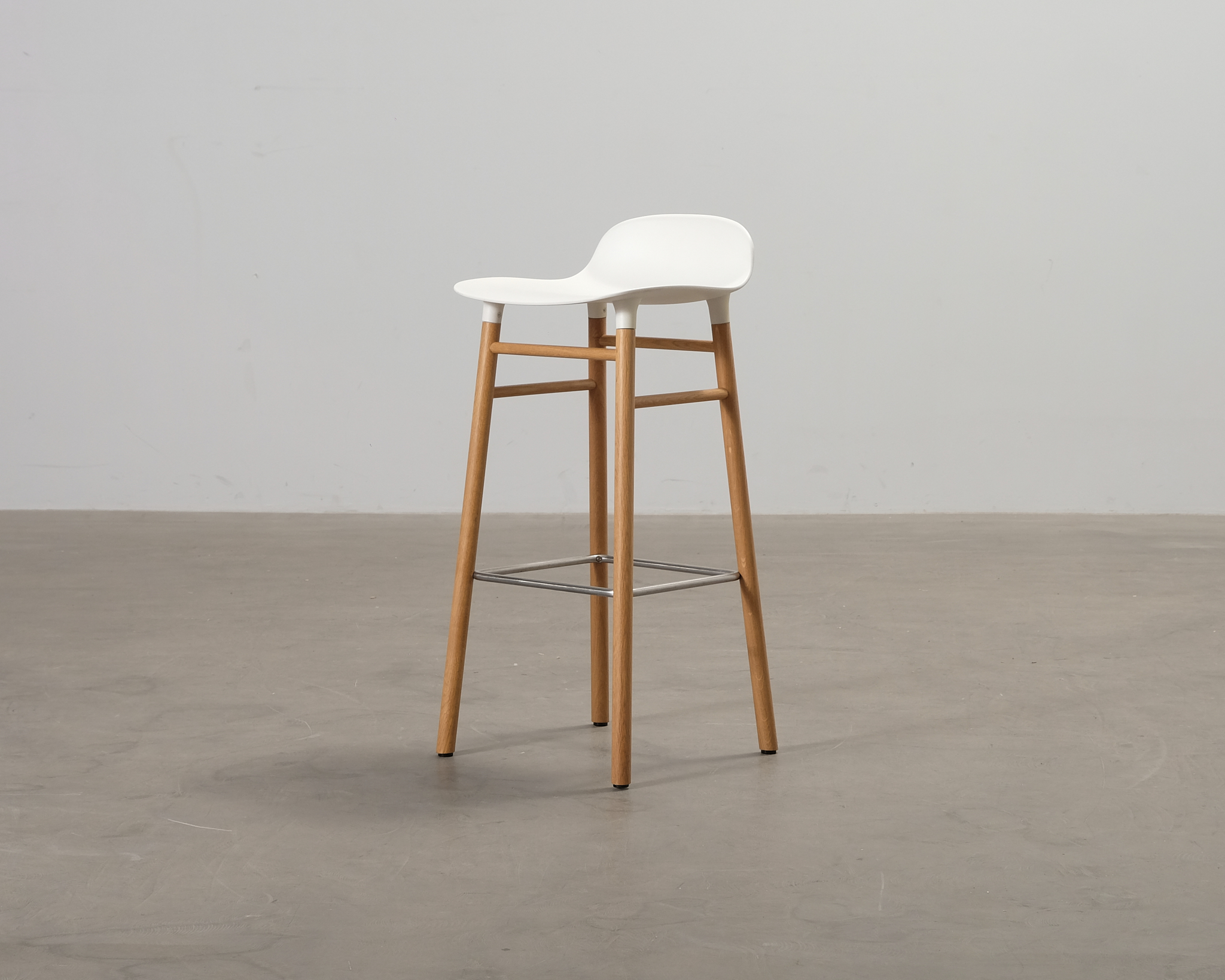 Normann Copenhagen Form 75 cm barstol vit