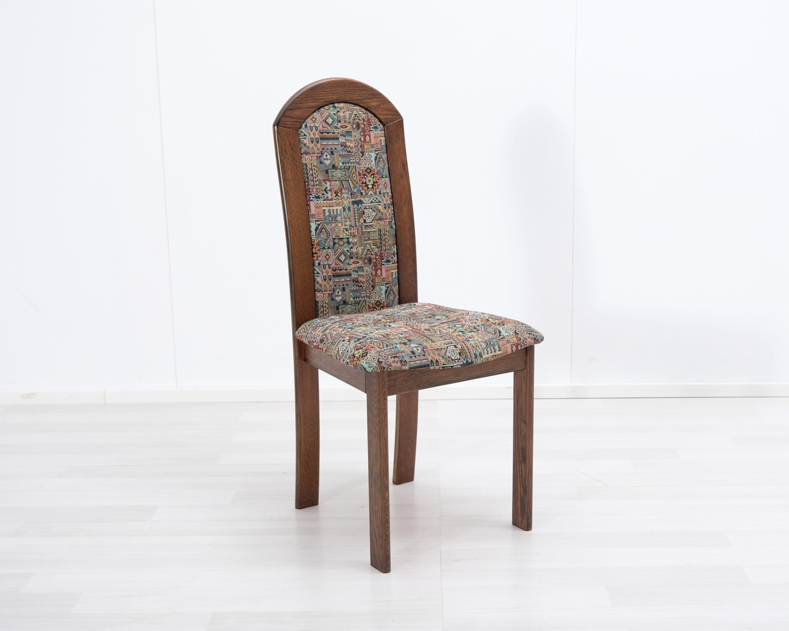 Stol med tygklädd sits och rygg