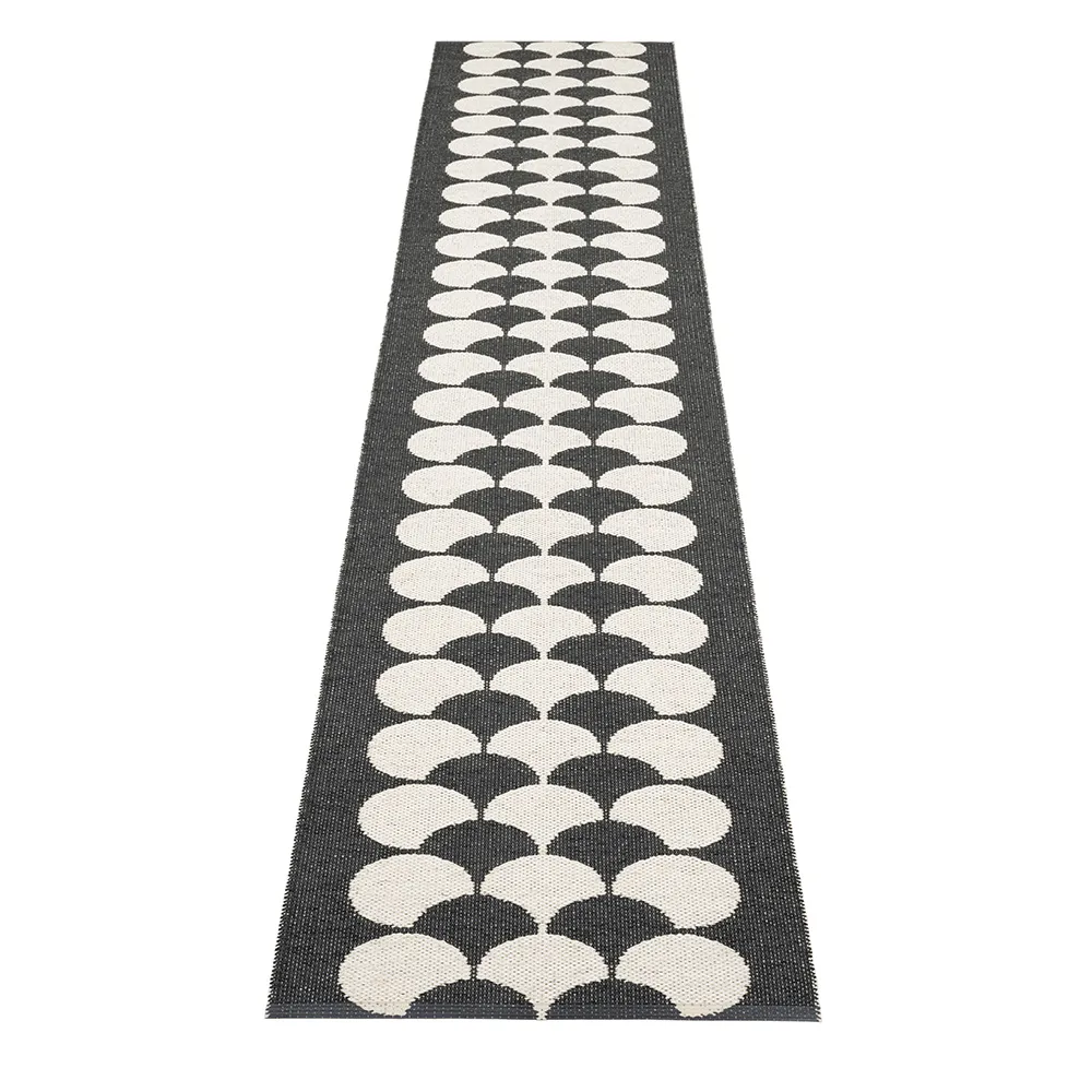 Pappelina, Poppy Black / Vanilla matta 70 x 350 cm