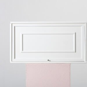 Boknäs pärmvitrin med trädörr benvit