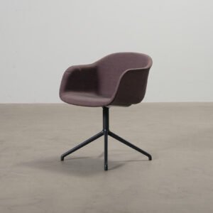 Muuto Fiber Conference Swivel fåtölj plommon