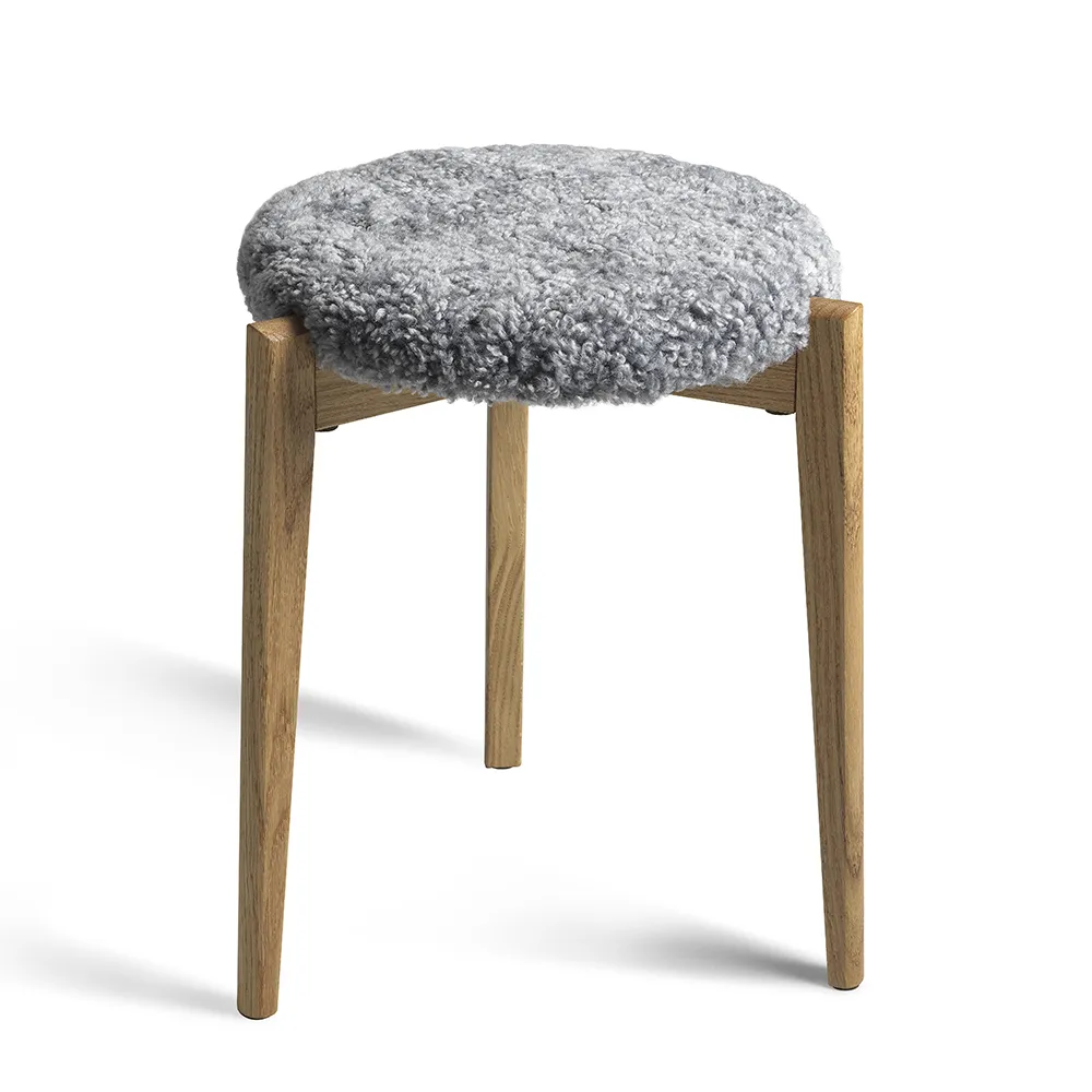 Oscarssons Möbel, Vinz Pall Lackad Ek/Fårskinn Ljusgrå