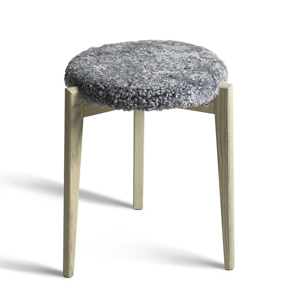 Oscarssons Möbel, Vinz Pall Gråoljad Ask/Fårskinn Ljusgrå