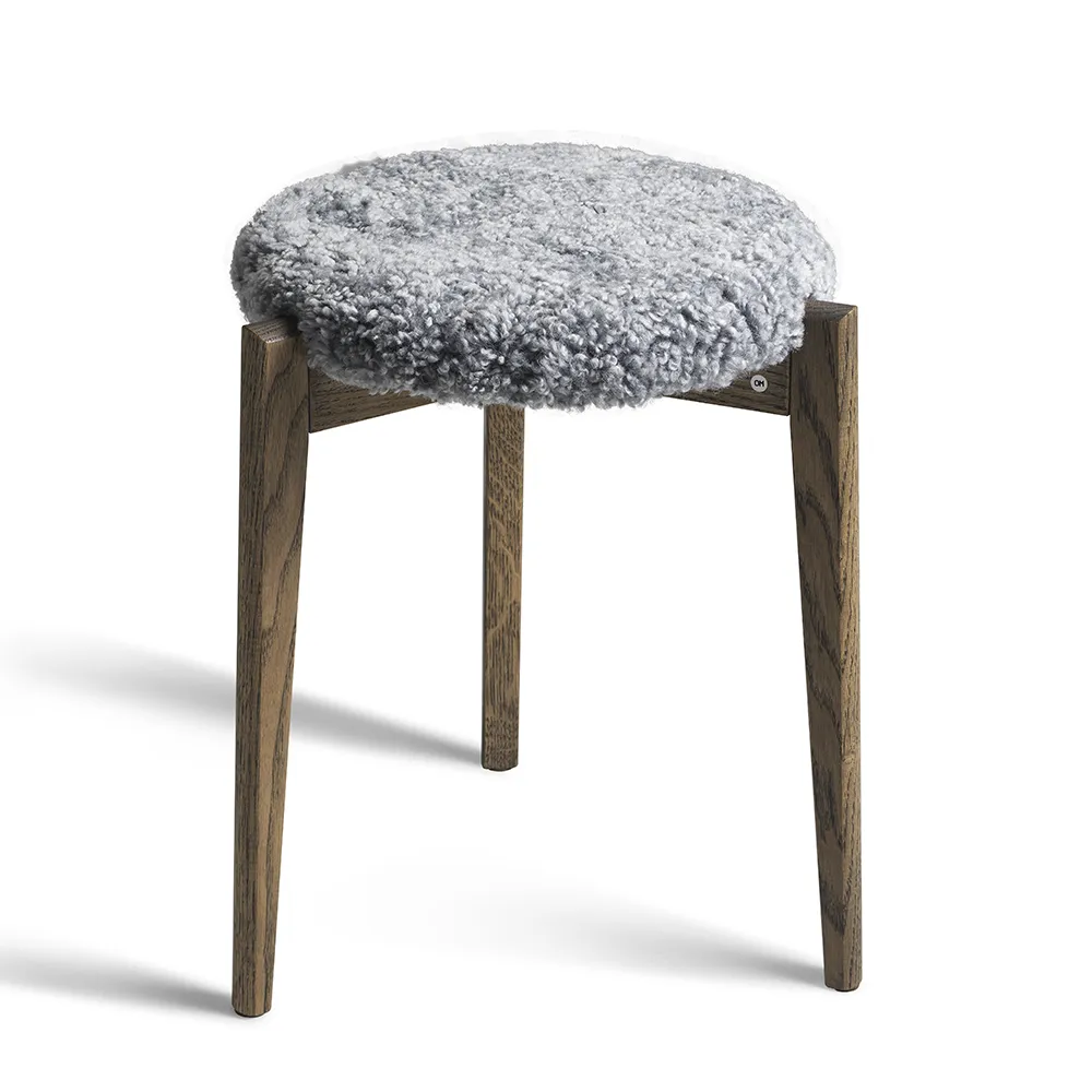 Oscarssons Möbel, Vinz Pall Rökt Ek/Fårskinn Ljusgrå