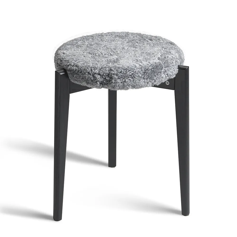 Oscarssons Möbel, Vinz Pall Svartbetsad Ask/Fårskinn Ljusgrå