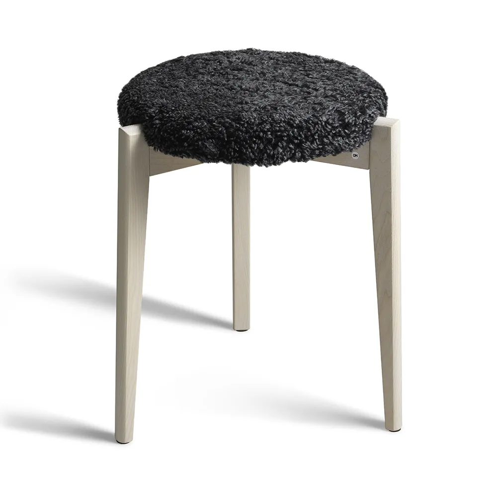 Oscarssons Möbel, Vinz Pall Vitoljad Ask/Fårskinn Mörkgrå