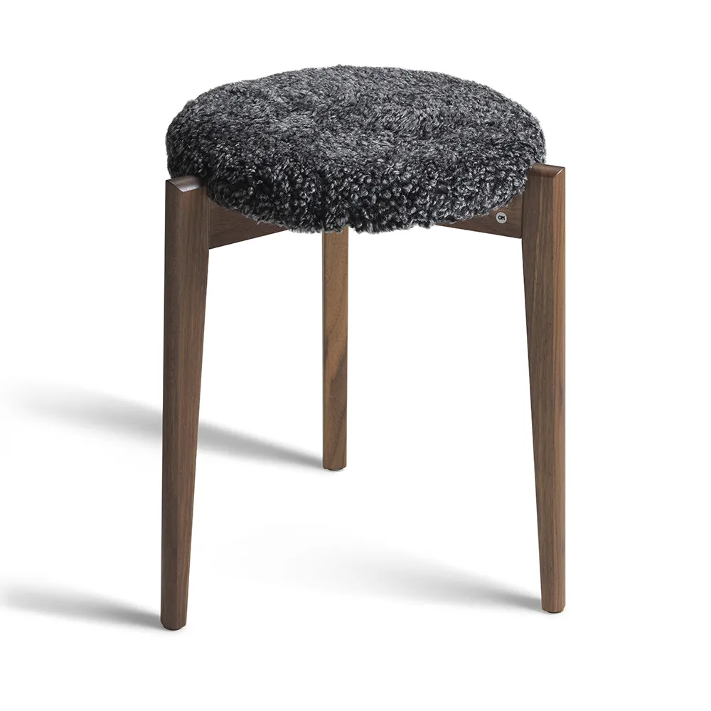 Oscarssons Möbel, Vinz Pall Oljad Valnöt/Fårskinn Mörkgrå