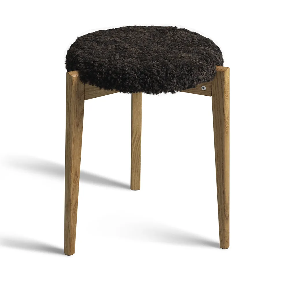 Oscarssons Möbel, Vinz Pall Lackad Ek/Fårskinn Brun