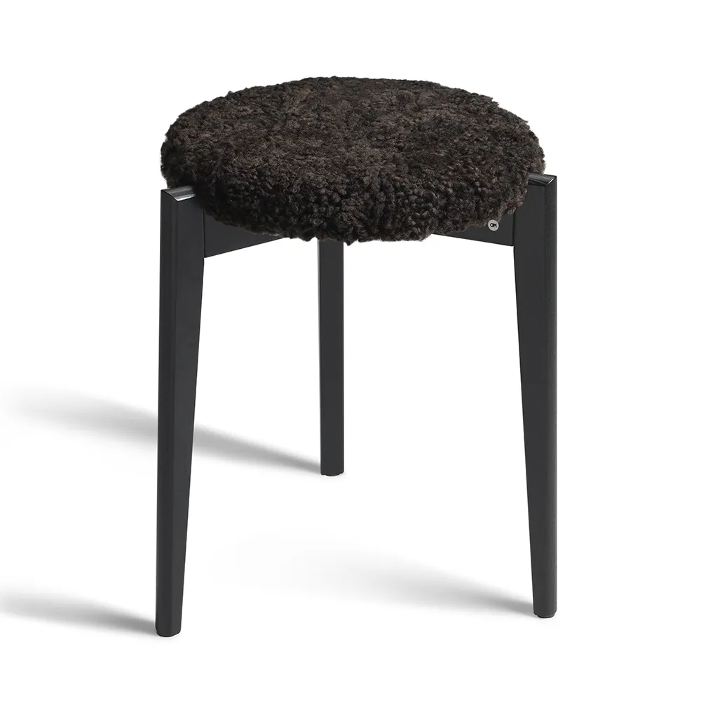 Oscarssons Möbel, Vinz Pall Svartbetsad Ask/Fårskinn Brun