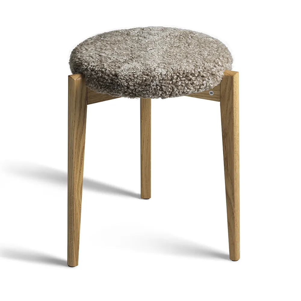 Oscarssons Möbel, Vinz Pall Lackad Ek/Fårskinn Sahara