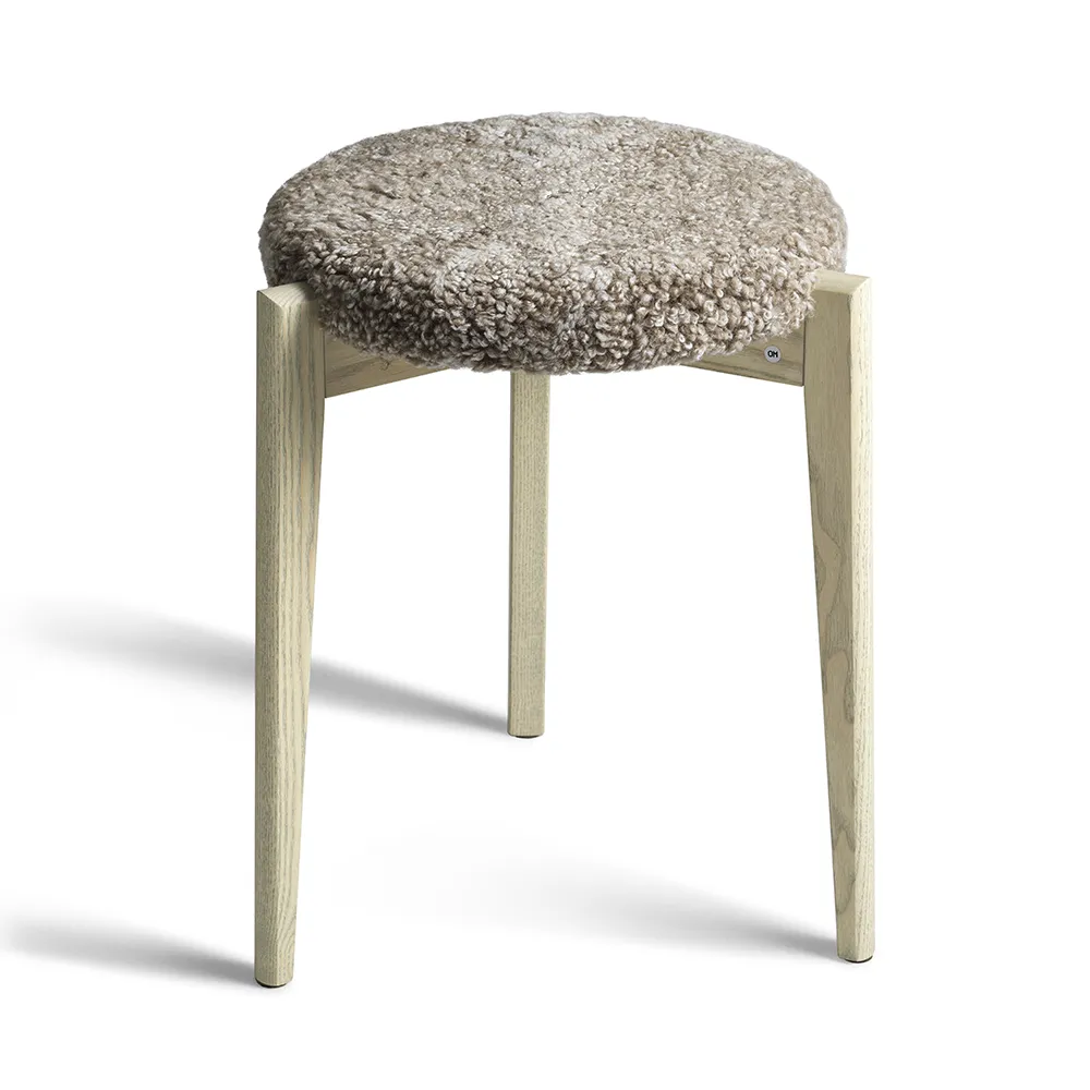 Oscarssons Möbel, Vinz Pall Gråoljad Ask/Fårskinn Sahara