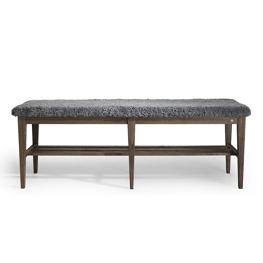 Oscarssons Möbel, Nadja Bänk 130 cm Brunoljad Ask/Fårskinn Ljusgrå