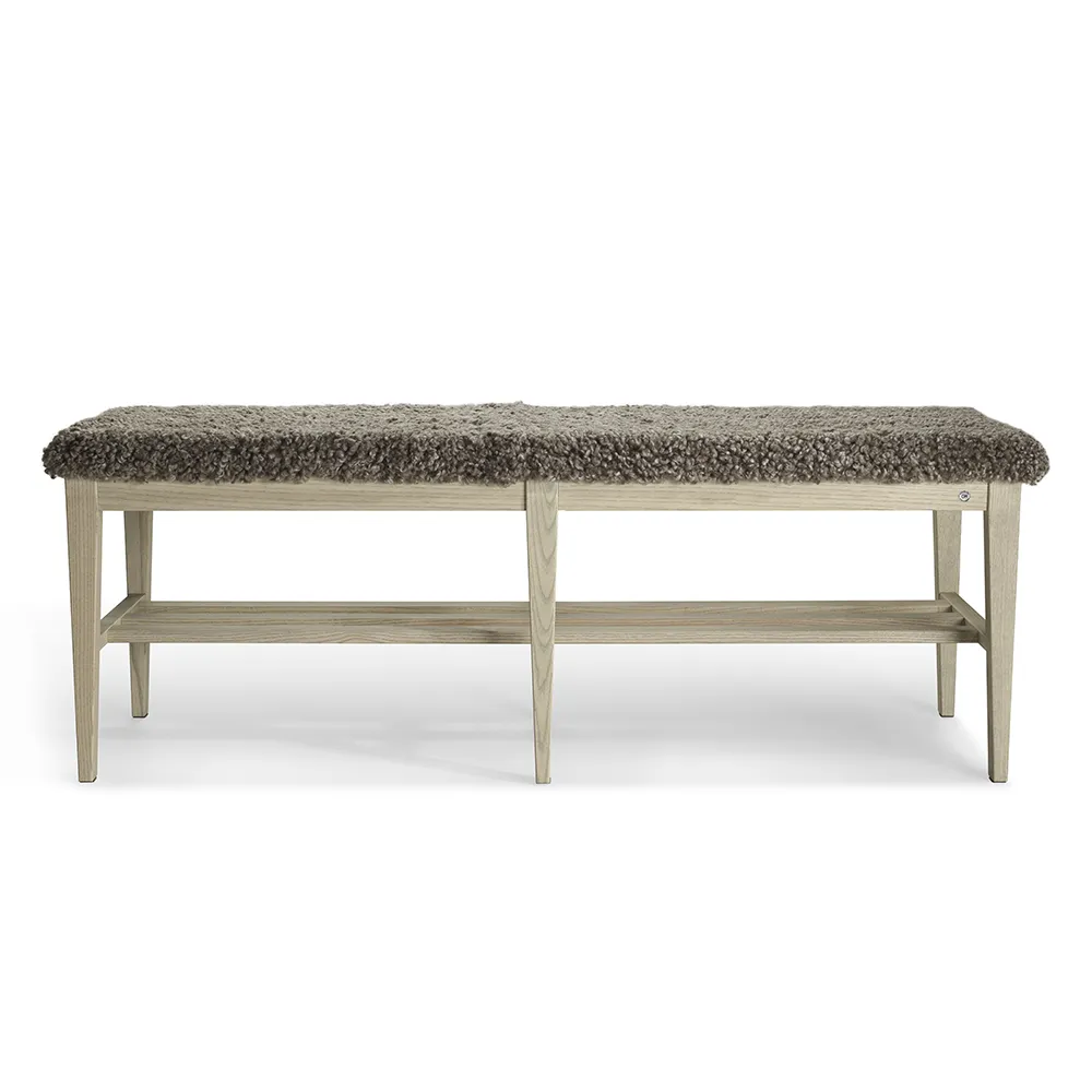 Oscarssons Möbel, Nadja Bänk 130 cm Gråoljad Ask/Fårskinn Sahara