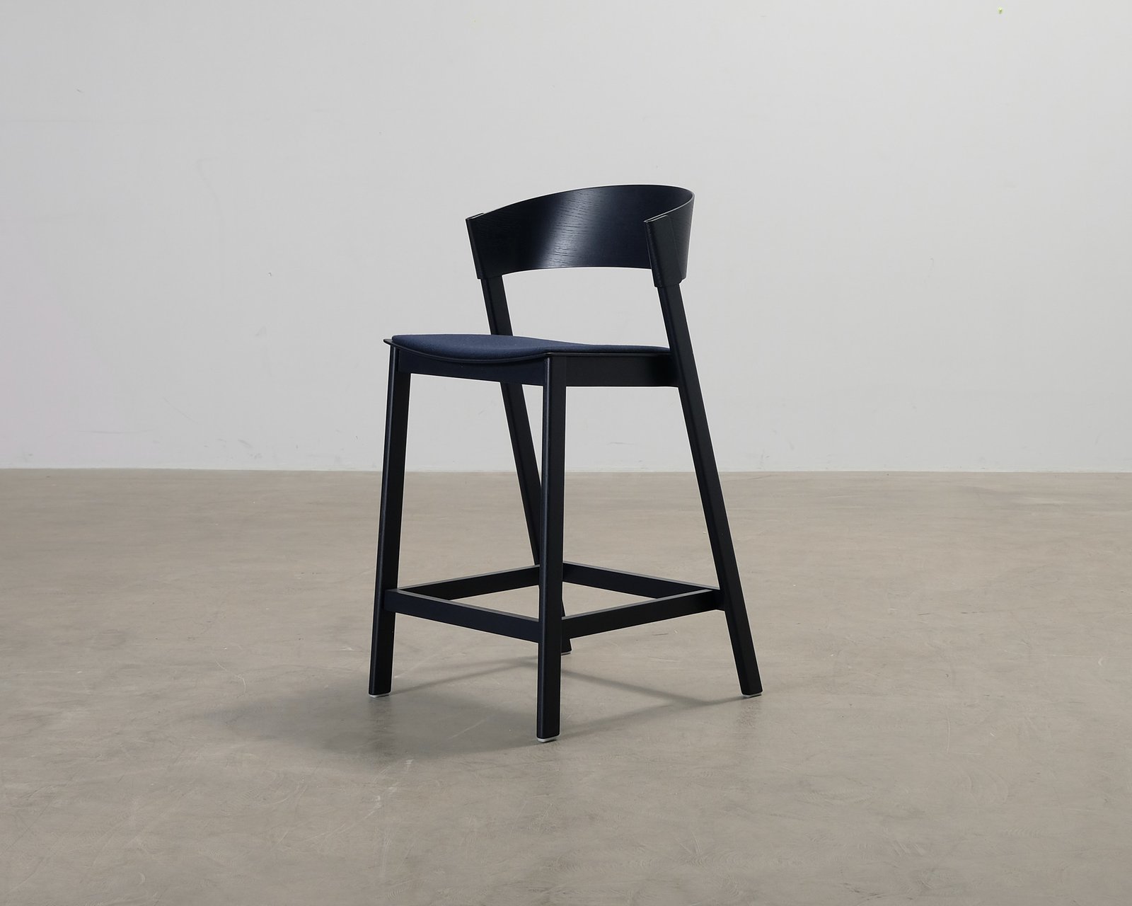 Muuto Cover Counter barstol svart