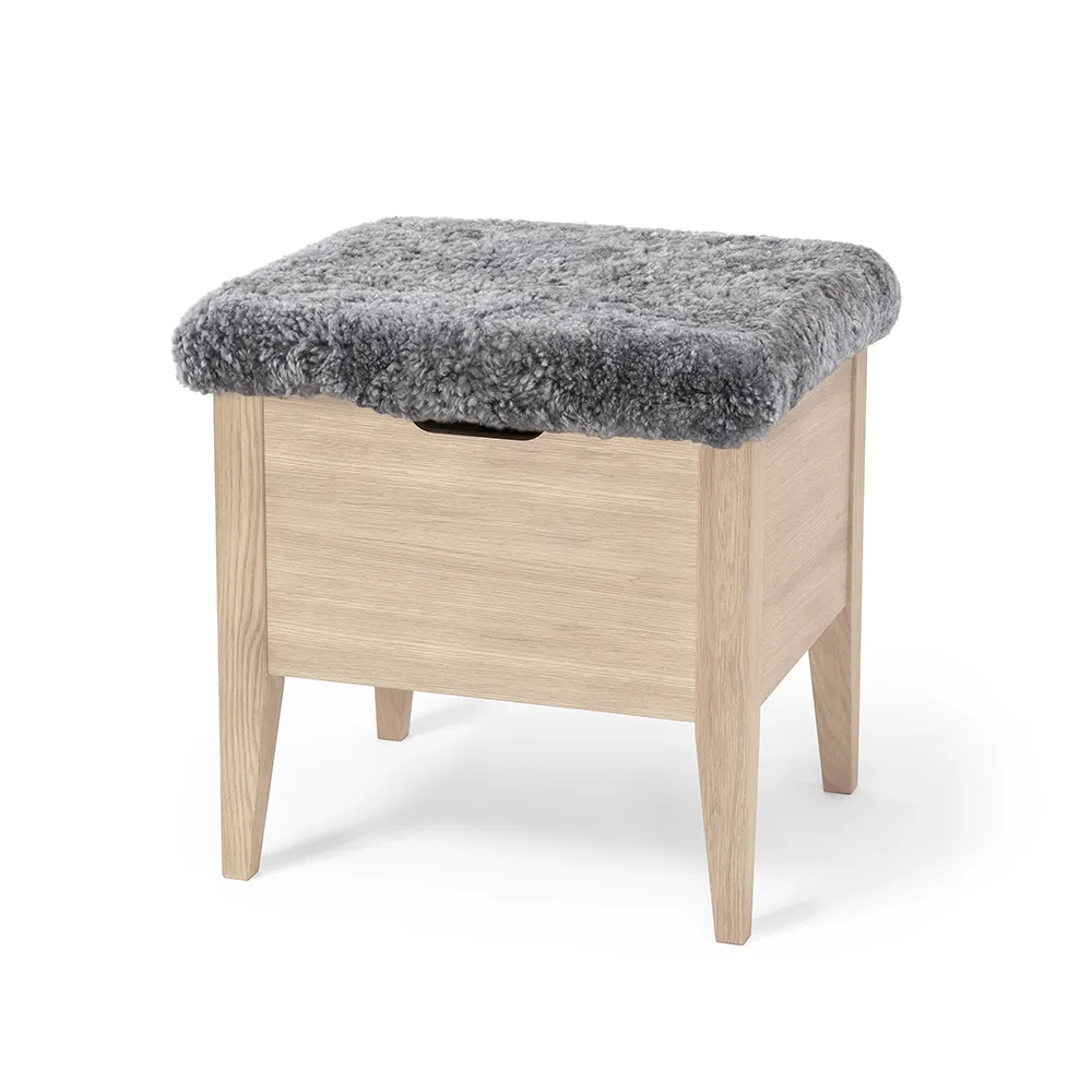 Torkelson, Klinte bänk 45 cm vitoljad ek med äkta fårskinn
