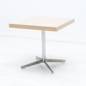 Sidobord med fot i metall