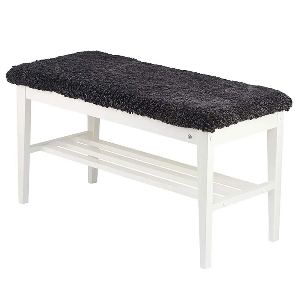 Oscarssons Möbel, Nadja Bänk Vitlackad Björk/Fårskinn mörkgrå