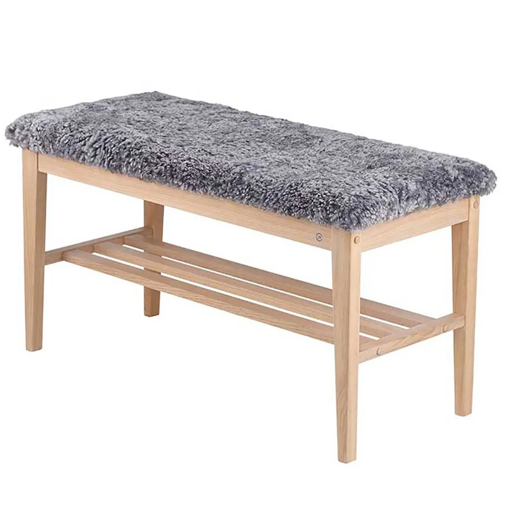 Oscarssons Möbel, Nadja Bänk Vitoljad Ek/Fårskinn ljusgrå