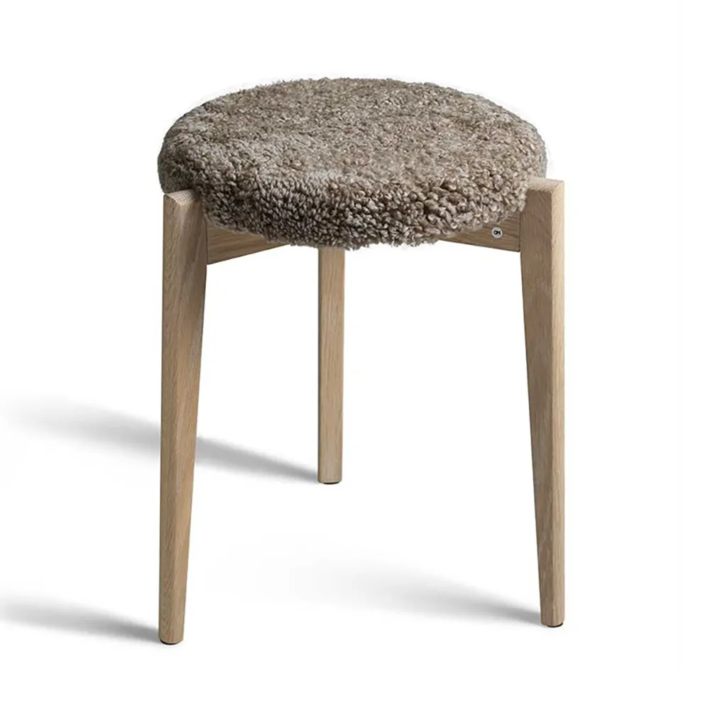 Oscarssons Möbel, Vinz Pall Vitoljad Ek/Fårskinn Sahara