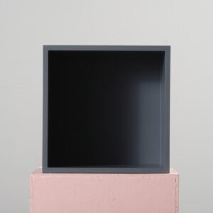 Vägghylla i trä mörkgrå