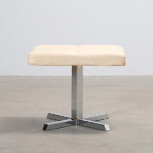 Fotpall i skinn gräddvit