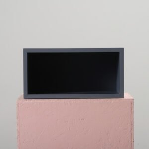 Vägghylla i trä mörkgrå