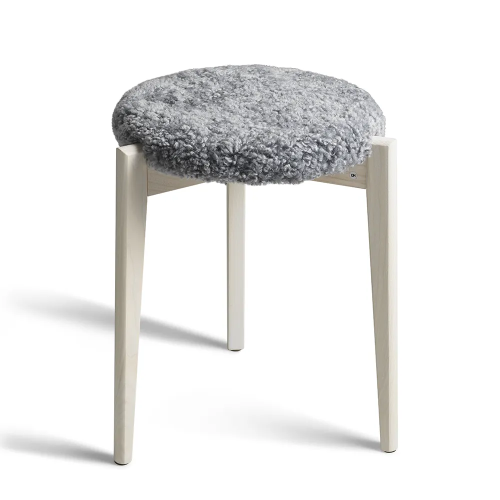 Oscarssons Möbel, Vinz Pall Vitoljad Ask/Fårskinn Ljusgrå