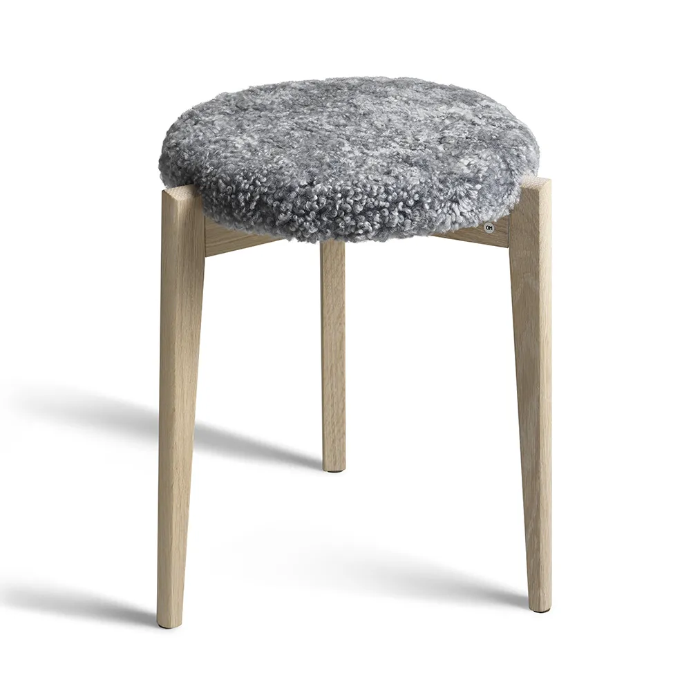 Oscarssons Möbel, Vinz Pall Vitoljad Ek/Fårskinn Ljusgrå