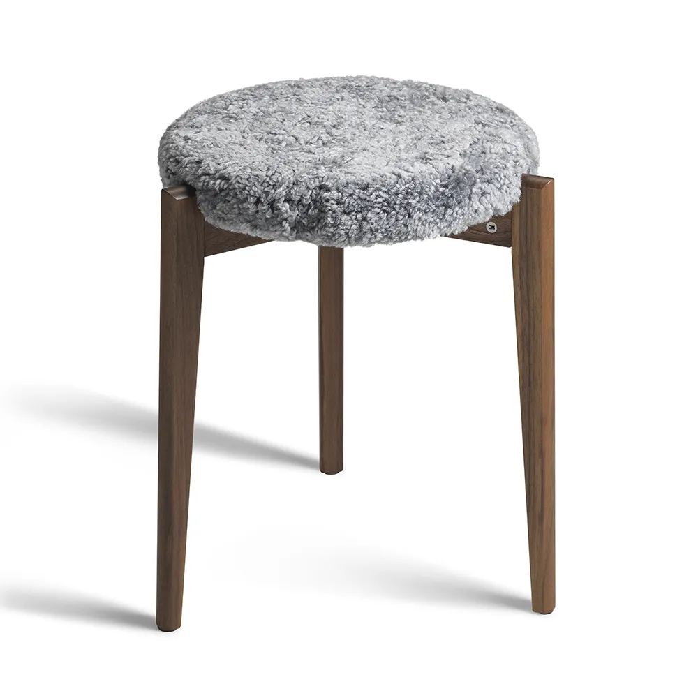 Oscarssons Möbel, Vinz Pall Oljad Valnöt/Fårskinn Ljusgrå