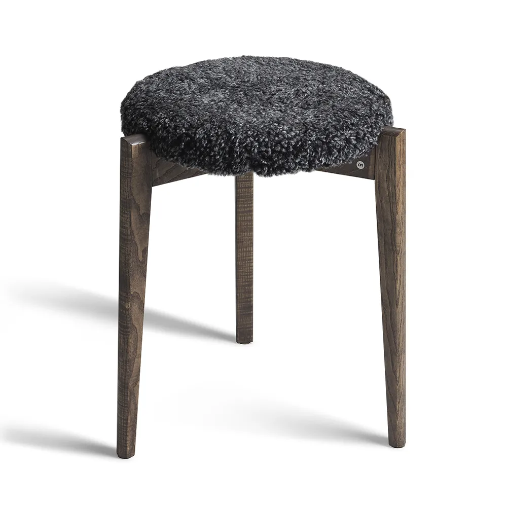 Oscarssons Möbel, Vinz Pall Brunoljad Ask/Fårskinn Mörkgrå