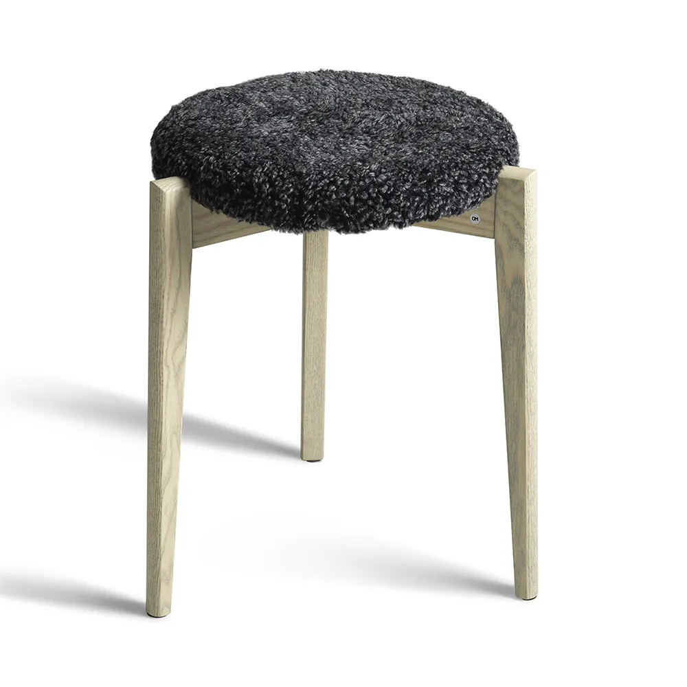 Oscarssons Möbel, Vinz Pall Gråoljad Ask/ Fårskinn Mörkgrå