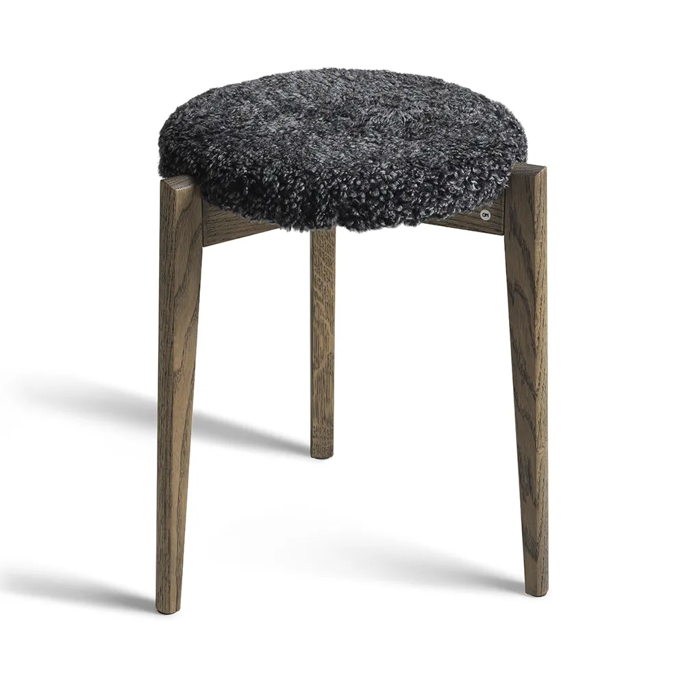 Oscarssons Möbel, Vinz Pall Rökt Ek/Fårskinn Mörkgrå