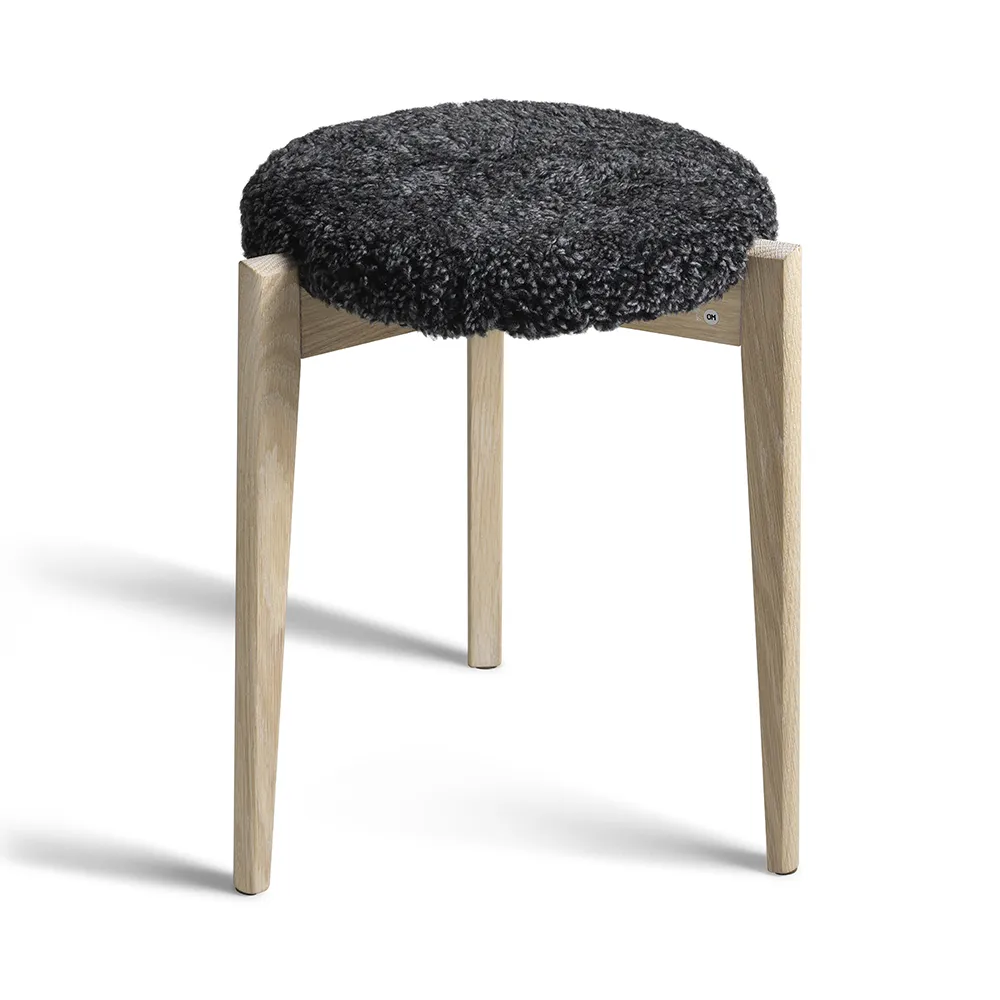 Oscarssons Möbel, Vinz Pall Vitoljad Ek/Fårskinn Mörkgrå