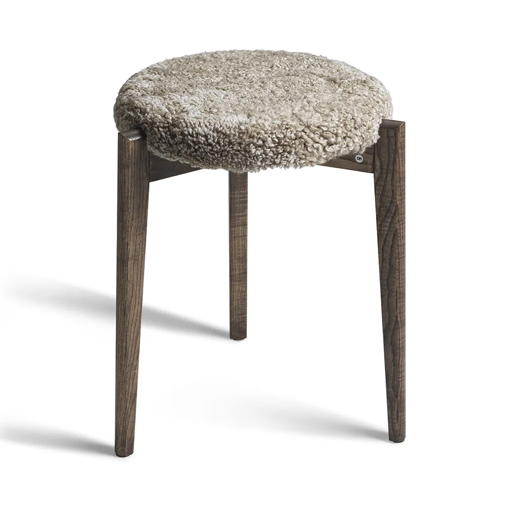 Oscarssons Möbel, Vinz Pall Brunoljad Ask/Fårskinn Sahara