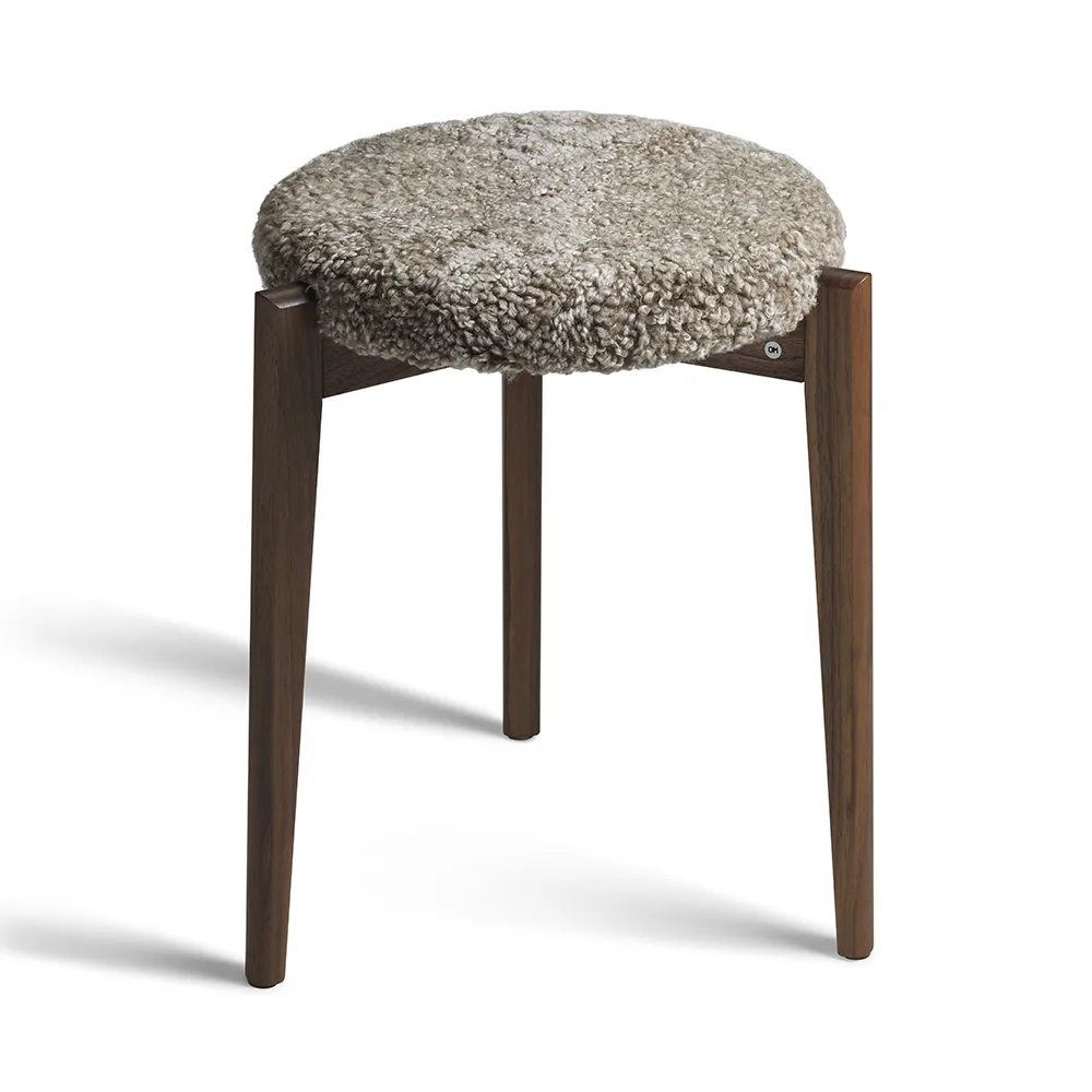 Oscarssons Möbel, Vinz Pall Oljad Valnöt/Fårskinn Sahara