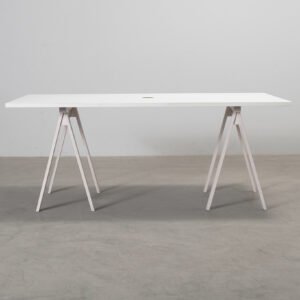 Skrivbord med bockben vit