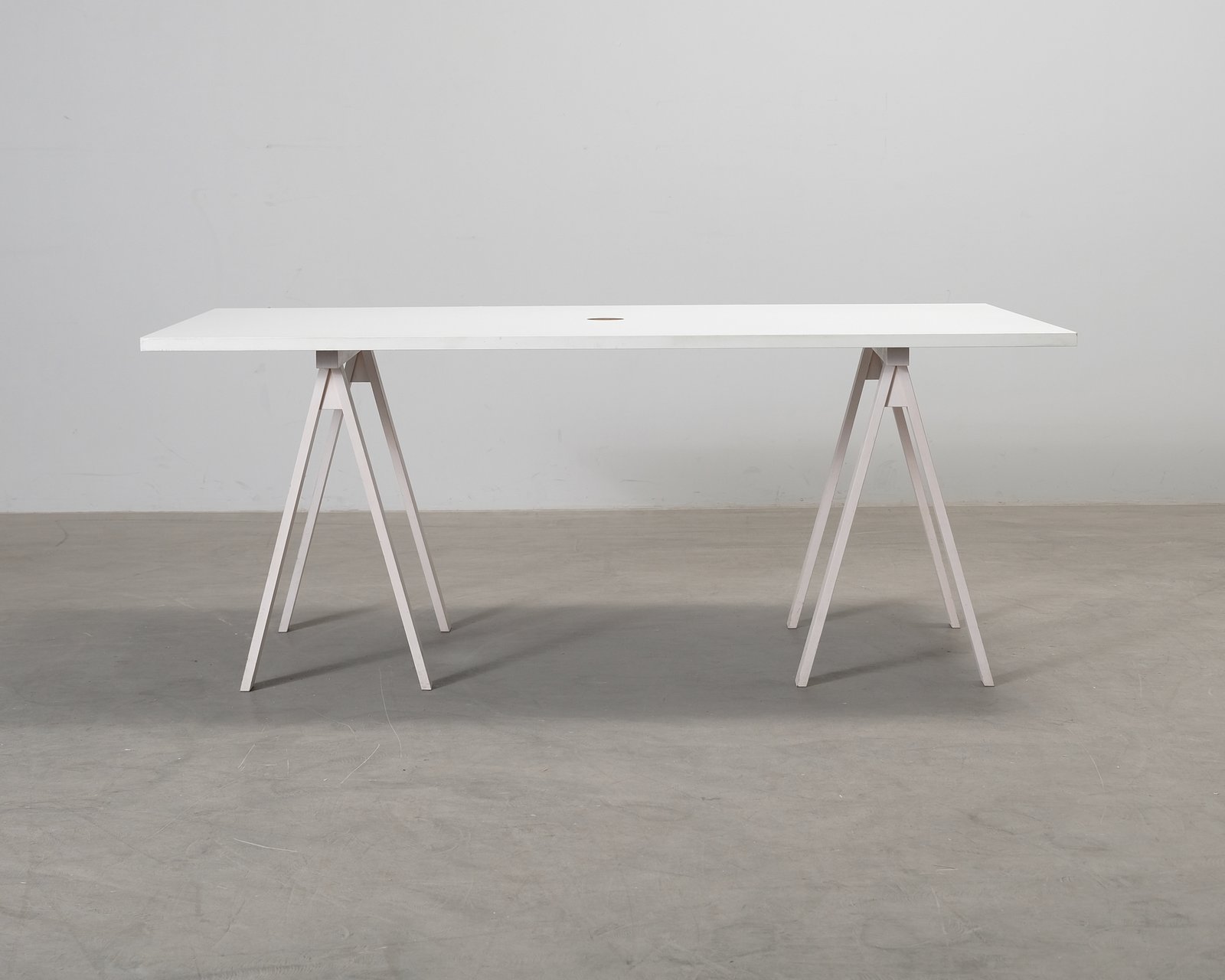 Skrivbord med bockben vit